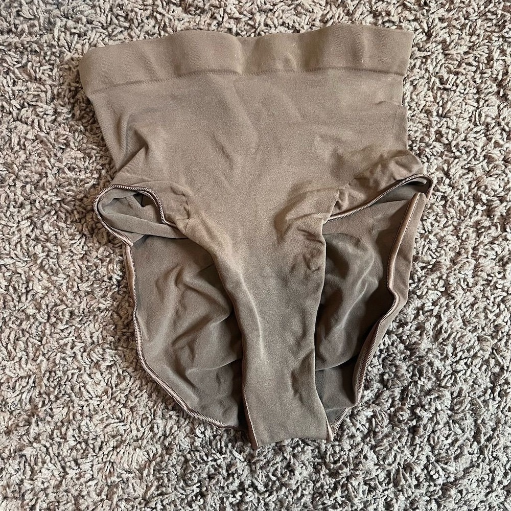 SKIMS‎ Women's Seamless Sculpt Mid Waist Brief Brown Size Medium Shapewear NWOT